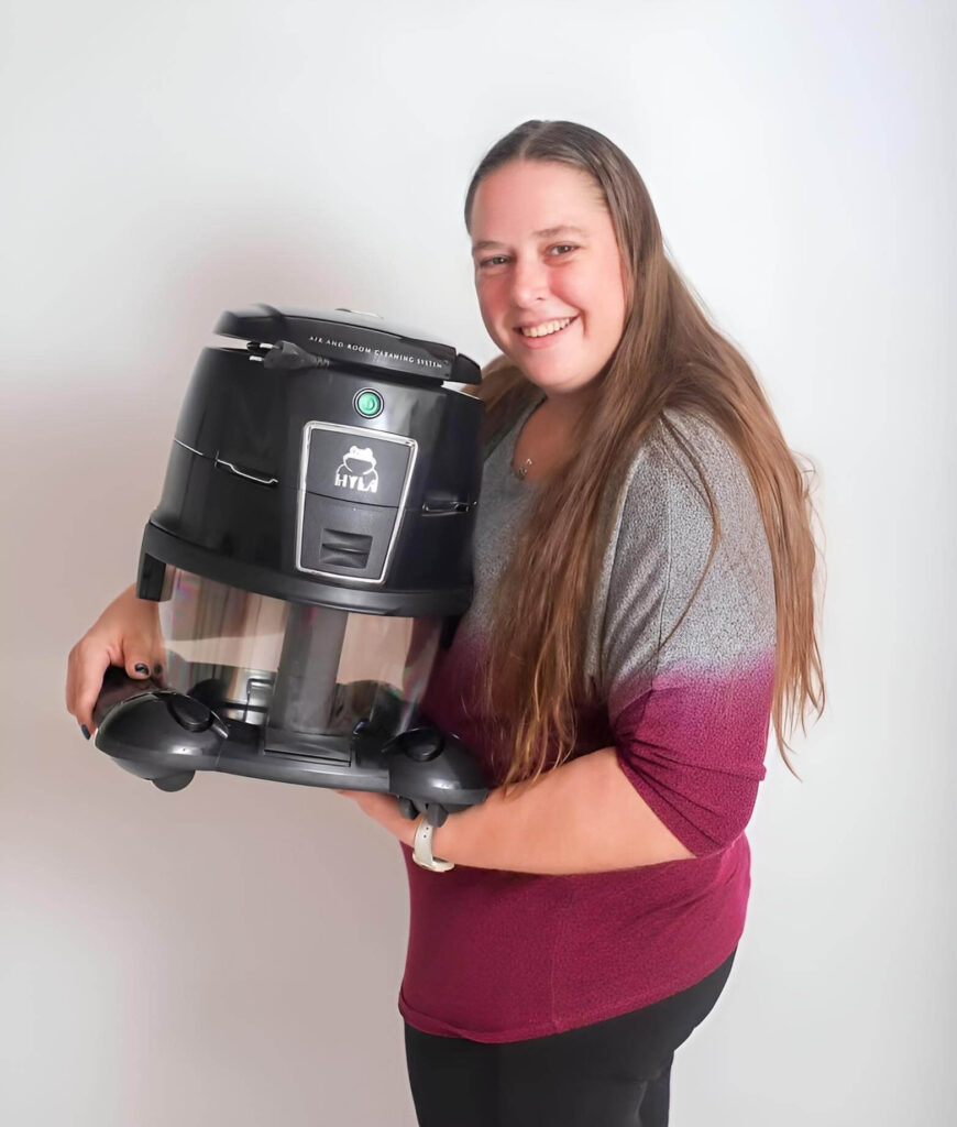 HYLA Beraterin Marlis mit Wasserstaubsauger bei persönlicher Beratung in der Schweiz