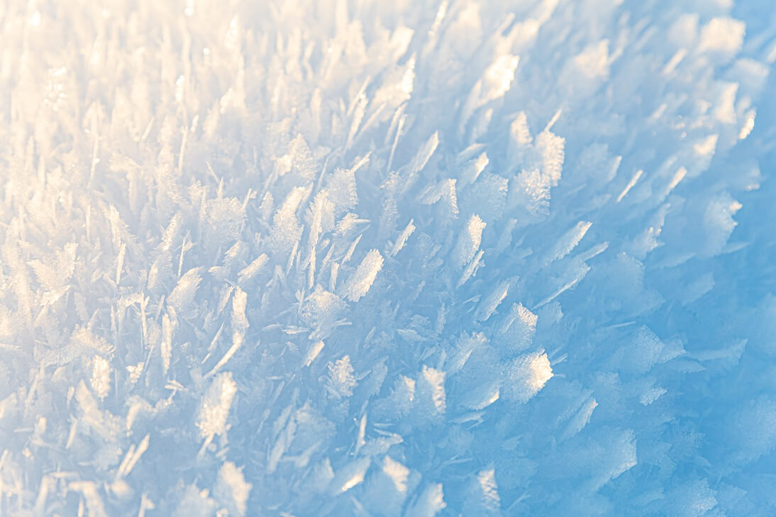 Blauer Himmel mit weissen Federn als Symbol für saubere Raumluft mit HYLA Luftreinigung